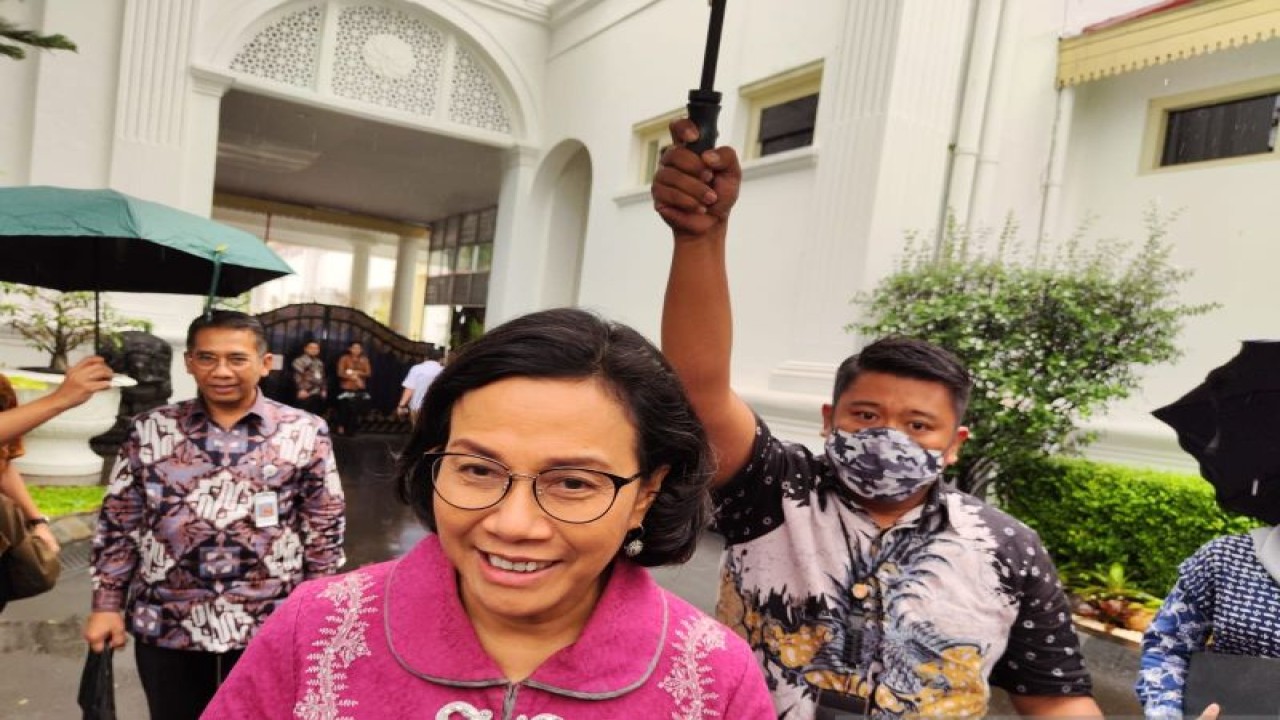 Menteri Keuangan Sri Mulyani usai menghadiri rapat di Istana Kepresidenan Jakarta, Jumat (19/1/2024). ANTARA/Mentari Dwi Gayati