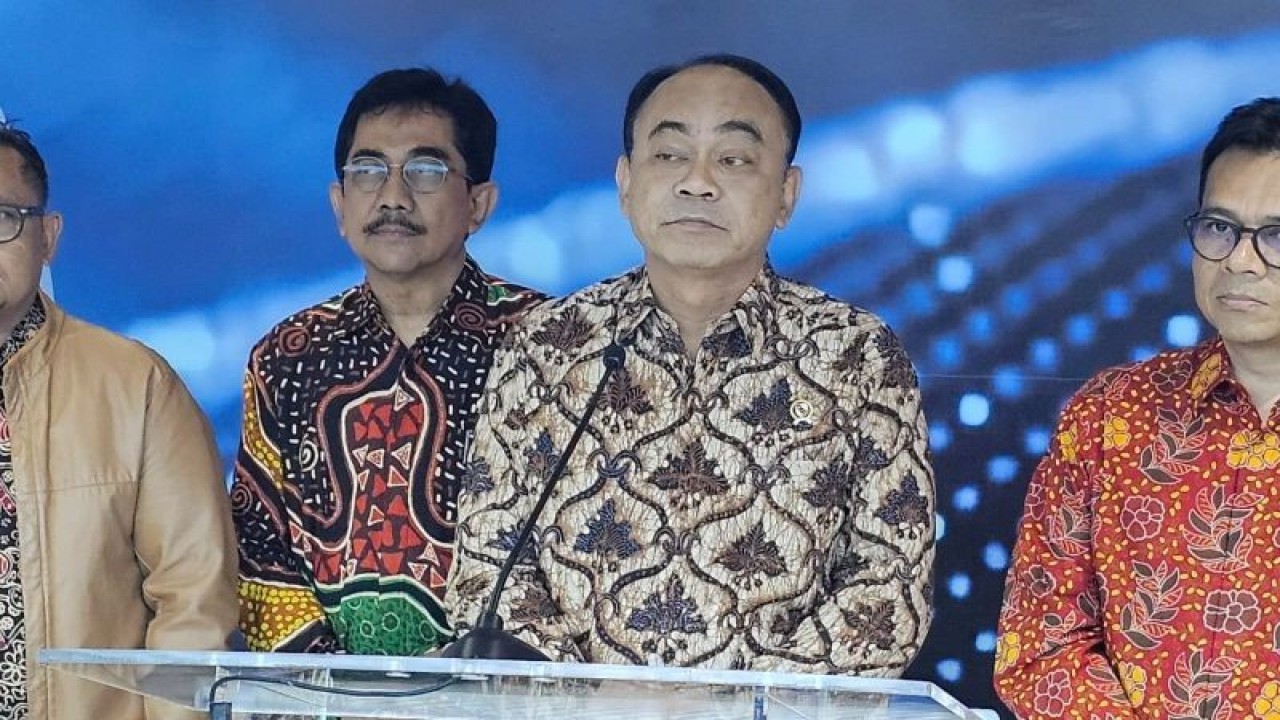 Menteri Komunikasi dan Informatika Budi Arie Setiadi di Kantor Kementerian Kominfo, Jakarta Pusat, Jumat (18/1/2024). (ANTARA/Livia Kristianti)