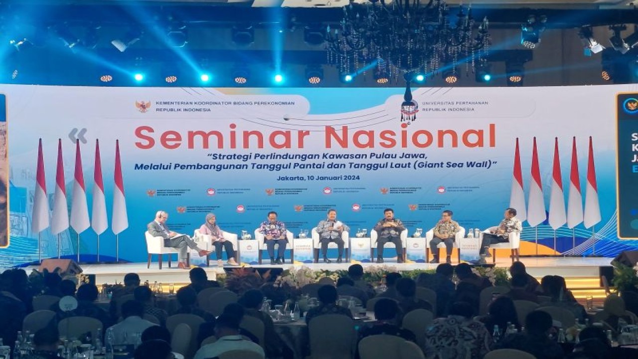 Menteri Kelautan dan Perikanan Sakti Wahyu Trenggono (tengah) dalam acara "Seminar Strategi Perlindungan Kawasan Pulau Jawa, Melalui Pembangunan Tanggul Pantai dan Tanggul Laut (Giant Sea Wall)" di Jakarta, Rabu (10/1/2024). (ANTARA/Adimas Raditya)
