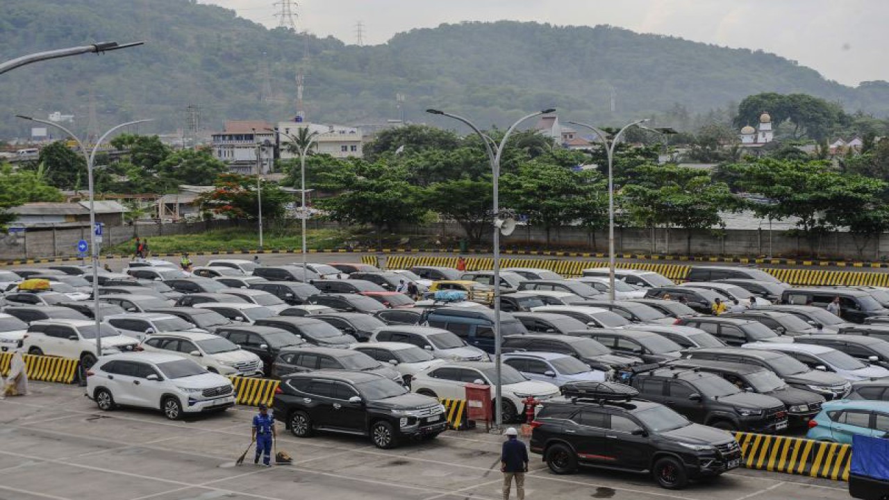 Arsip Foto - Kendaraan antre untuk memasuki kapal penyeberangan di Dermaga Pelabuhan Eksekutif Merak, Kota Cilegon, Provinsi Banten, Sabtu (30/12/2023). (ANTARA FOTO/Muhammad Bagus Khoirunas/nz)