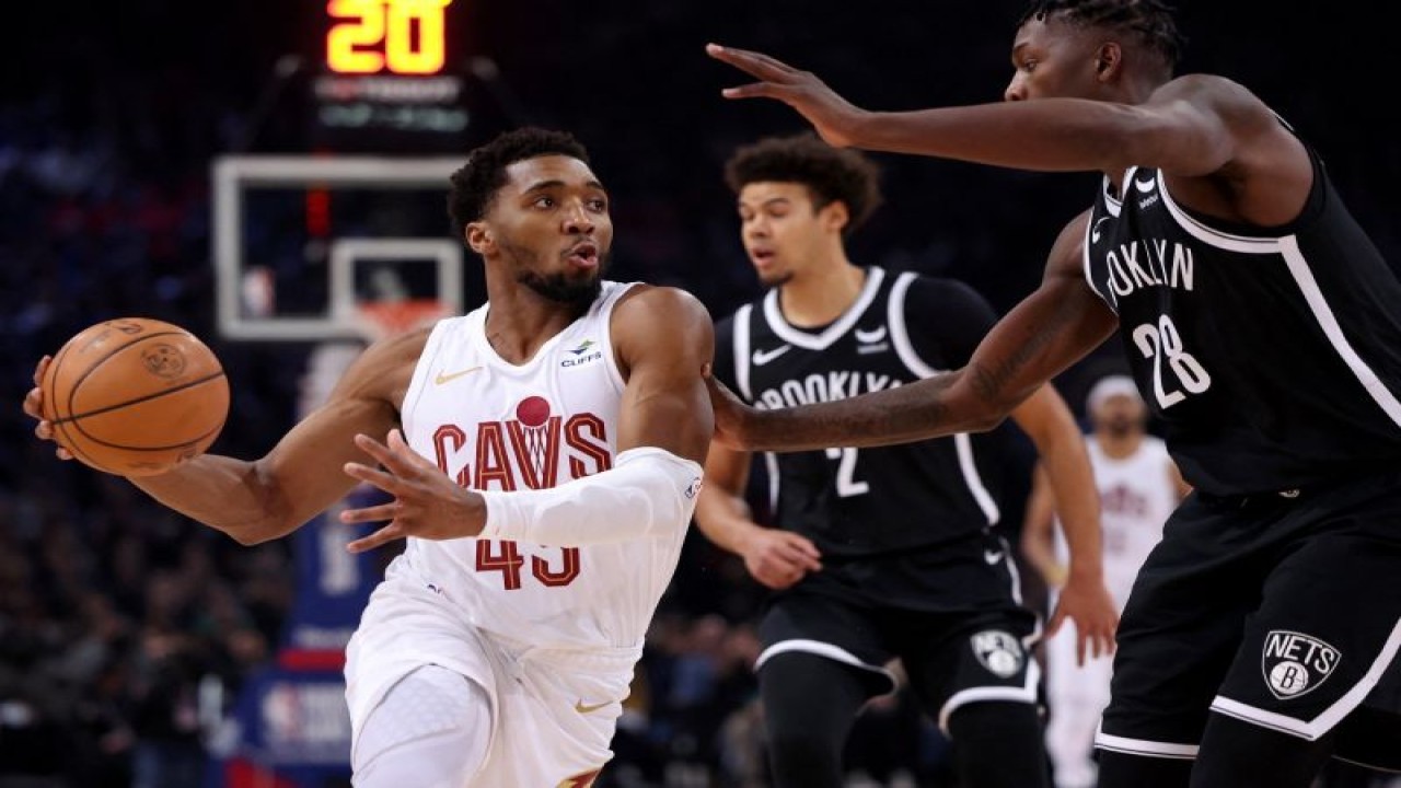 Pemain posisi Cleveland Cavaliers Donovan Mitchell (kiri) membawa bola sambil berhadapan dengan pemain Brooklyn Nets Dorian Finney-Smith (kanan) dalam laga NBA yang digelar di Accor Arena Paris Prancis. ANTARA/AFP/Emmanuel Dunand