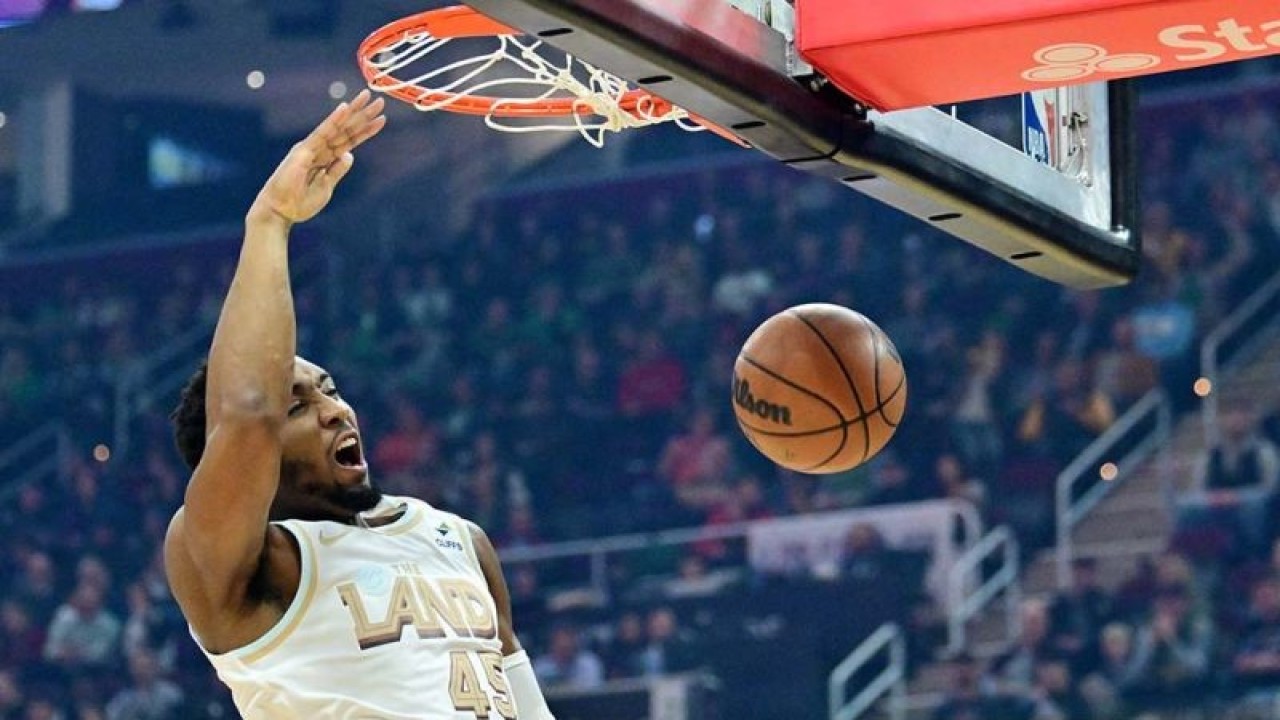 Pebasket Cleveland Cavaliers Donovan Mitchell (45) memasukkan bola ke keranjang Washington Wizards dalam pertandingan lanjutan NBA di Rocket Mortgage FieldHouse, Ohio, Amerika Serikat, Sabtu (18/3/2023). Cleveland Cavaliers berhasil mengalahkan tim tamunya Washington Wizards dengan skor 117-94​​​​​​​. ANTARA FOTO/Reuters-USA TODAY Sports/Ken Blaze/nym.