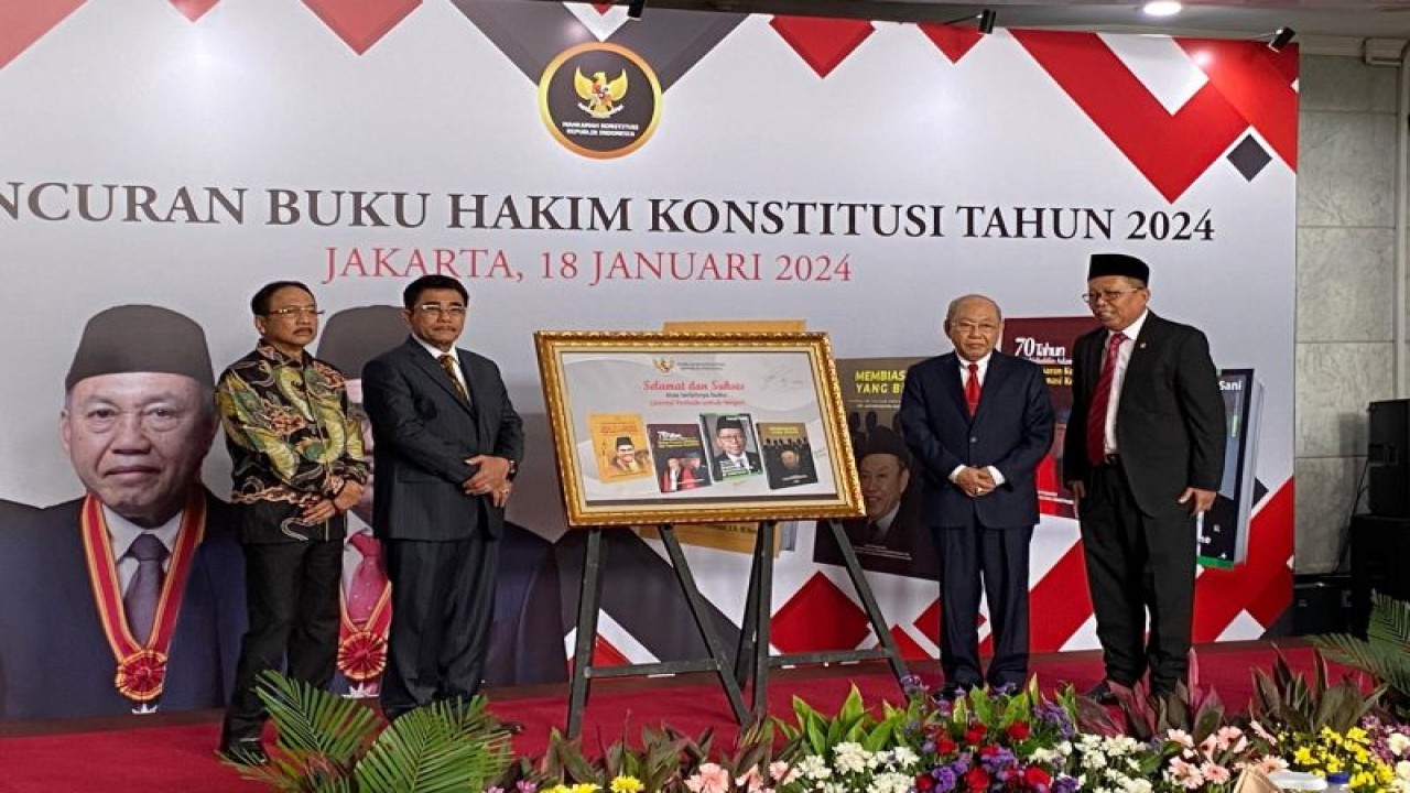 Ketua Mahkamah Konstitusi Suhartoyo (kiri), mantan Hakim Konstitusi Manahan M.P. Sitompul (dua kiri), mantan Hakim Konstitusi Wahiduddin Adams (dua kanan), dan Hakim Konstitusi Arsul Sani (kanan) saat Peluncuran Buku Hakim Konstitusi Tahun 2024 di Gedung MK RI, Jakarta, Kamis (18/1/2024). (ANTARA/Fath Putra Mulya)