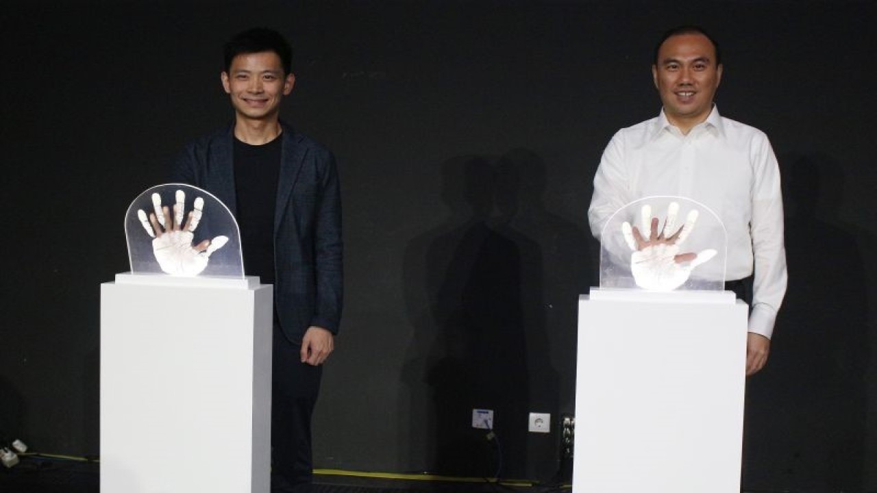 President Unit Fintech GoTo Hans Patuwo (kanan) dan Group Head of Merchant Services GoTo Financial Haryanto Tanjo (kiri) saat peluncuran Moka Prime di Jakarta, Senin (15/1). (ANTARA/Ahmad Faishal)