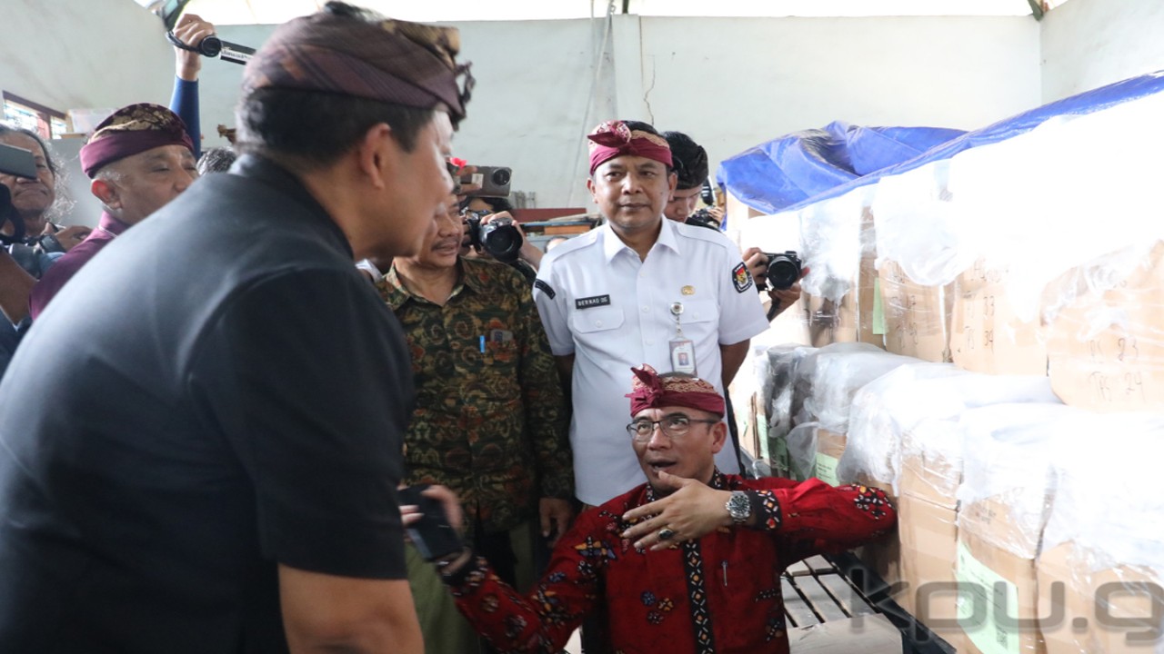 Ketua KPU Hasyim Asy’ari bersama Sekretaris Jenderal KPU Bernad Dermawan Sutrisno melakukan monitoring Gudang Logistik dan Sortir Lipat Surat Suara Pemilu Tahun 2024, di Kabupaten Badung, Bali, Kamis (11/1/2024). (foto deni/ed dio)
