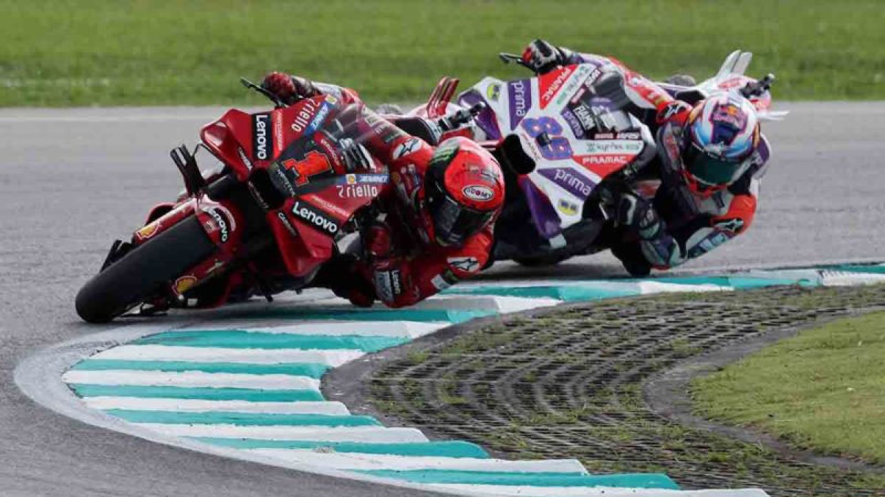 Pebalap Prima Pramac Racing Jorge Martin dan pebalap Ducati Lenovo Team Francesco Bagnaia beradu kecepatan pada MotoGP Malaysia di Sirkuit Internasional Sepang, Malaysia, Minggu (12/10/2023). ANTARA FOTO/REUTERS/Hasnoor Hussain/rwa.