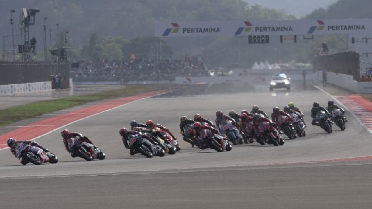 Pembalap memacu motor pada balapan MotoGP seri ke-15 di Pertamina Mandalika International Street Circuit, Lombok Tengah, NTB, Minggu (15/10/2023). Francesco Bagnaia menjuarai MotoGP Mandalika setelah menyelesaikan 27 lap dengan catatan waktu 41 menit 20,293 detik disusul pembalap Aprilia Racing Maverick Vinales dan pembalap Monster Energy Yamaha Fabio Quartararo. ANTARA FOTO/Wahyu Putro A/nz