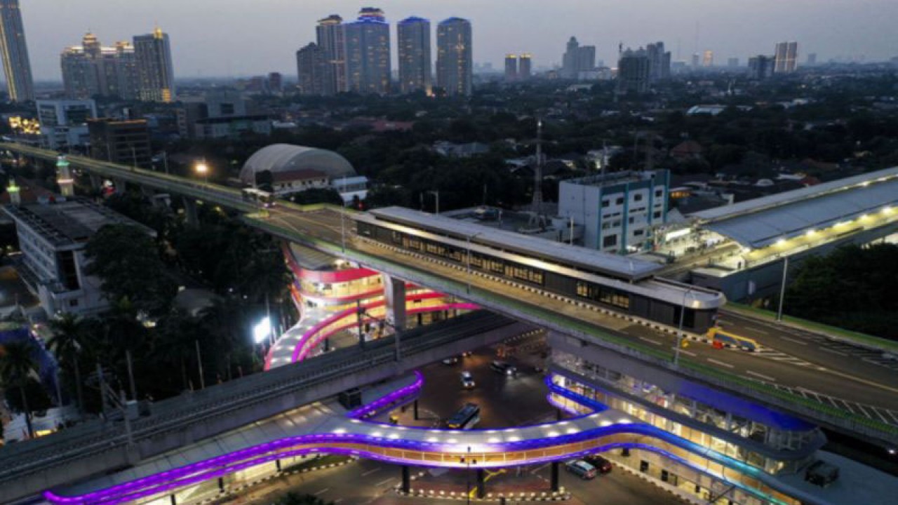 Foto udara jembatan layang (skybridge) penghubung Stasiun MRT Asean dan Halte Transjakarta CSW di Jakarta, Rabu (11/8/2021). Skybridge penghubung transportasi MRT Jakarta dan Transjakarta Koridor 13 itu akan memiliki sistem pembayaran tiket terintegrasi yang disiapkan melalui JakLingko. ANTARA FOTO/Hafidz Mubarak A/rwa.