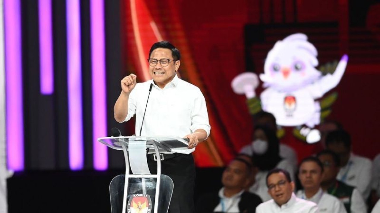 Cawapres nomor urut 1, Muhaimin Iskandar, menyampaikan pandangannya di hadapan dua cawapres lainnya Mahfud MD dan Gibran Rakabuming Raka saat Debat Keempat Pilpres 2024 di Balai Sidang Jakarta, Minggu (21/1/2024). Debat Keempat Pilpres 2024 itu mengangkat tema pembangunan berkelanjutan, sumber daya alam, lingkungan hidup, energi, pangan, agraria, masyarakat adat dan desa. ANTARA FOTO//M Risyal Hidayat