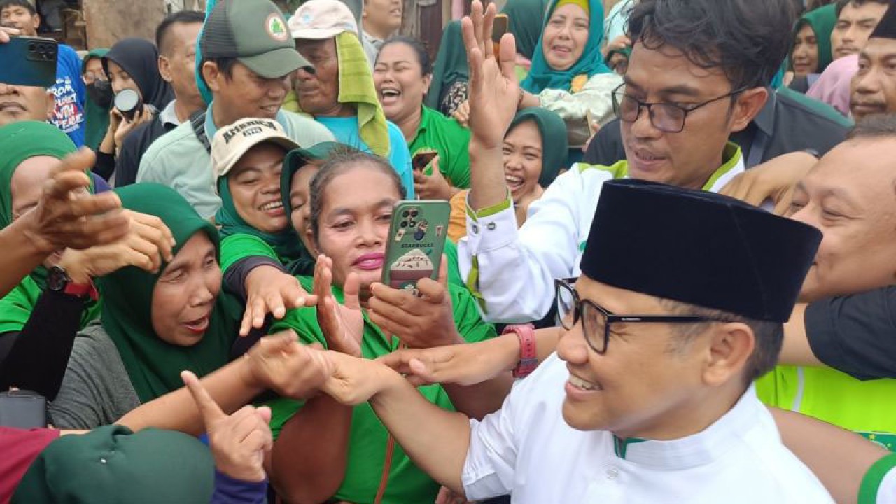Calon Wakil Presiden Muhaimin Iskandar berkunjung ke kampung nelayan di Kelurahan Pluit, Kecamatan Penjaringan, Jakarta Utara, Selasa (2/1/2024). ANTARA/ Donny Aditra