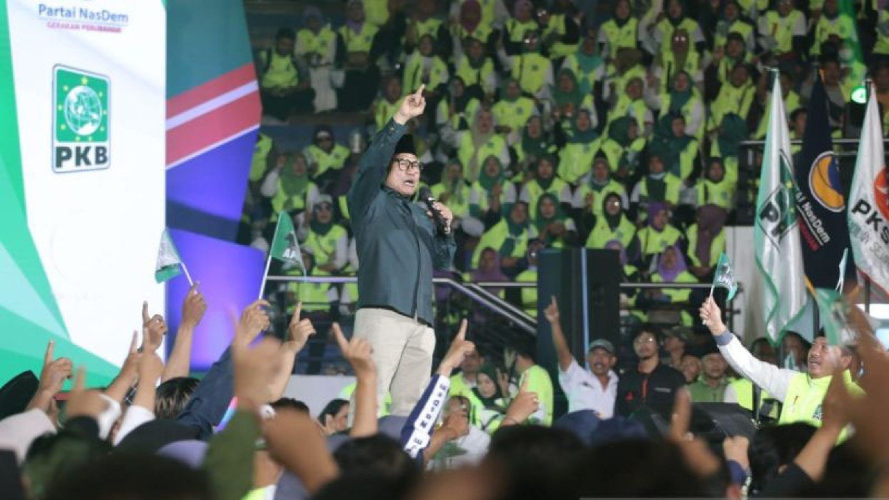 Calon presiden nomor urut satu Muhaimin Iskandar atau Cak Imin memberikan pengerahaan kepada seluruh pendukung pasangan "AMIN" di DBL Arena Surabaya, Rabu (10/1/2024). ANTARA/Moch Asim