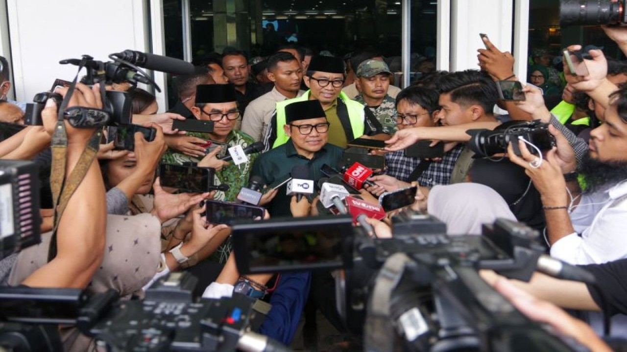 Calon Wakil Presiden RI Muhaimin Iskandar (Gus Imin) saat memberikan keterangan pers di Surabaya, Jawa Timur, Rabu (10/1/2024). (ANTARA/HO-Timnas AMIN)
