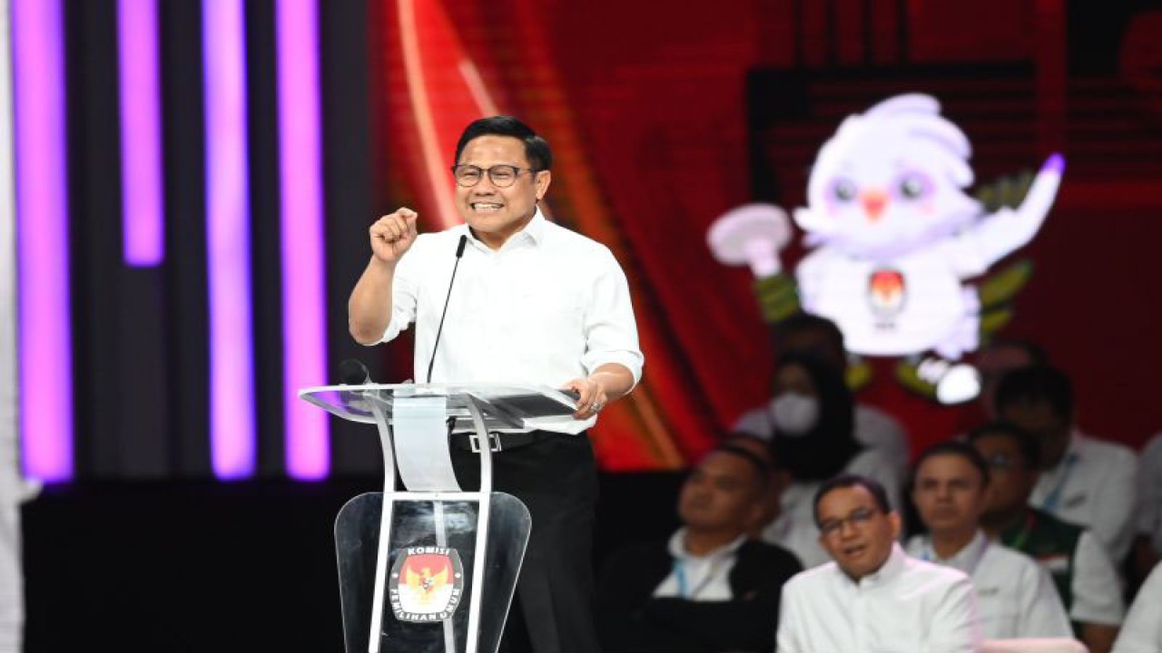 Cawapres nomor urut 1 Muhaimin Iskandar menyampaikan pandangannya saat Debat Keempat Pilpres 2024 di Jakarta Convention Center (JCC), Jakarta, Minggu (21/1/2024). Debat Keempat Pilpres 2024 mengangkat tema terkait pembangunan berkelanjutan, sumber daya alam, lingkungan hidup, energi, pangan, agraria, masyarakat adat dan desa. ANTARA FOTO//M Risyal Hidayat/tom. (Antara Foto/M Risyal Hidayat/M Risyal Hidayat)