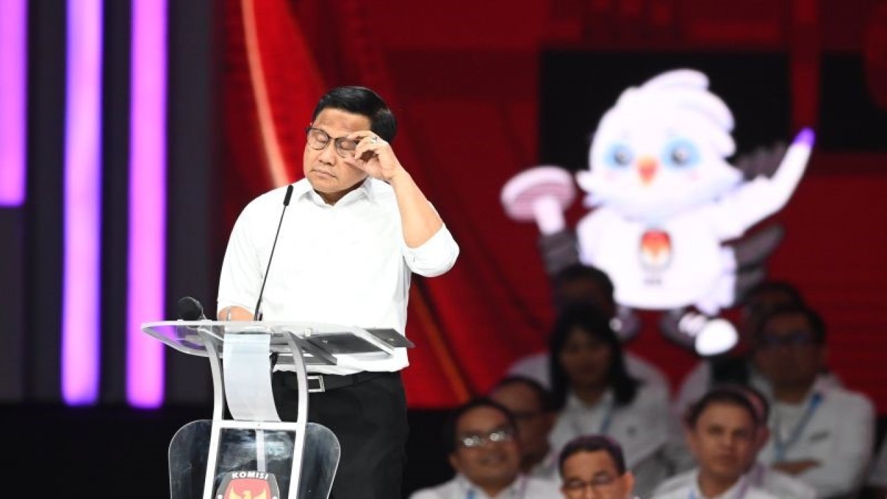 Cawapres nomor urut 1, Muhaimin Iskandar, menyampaikan pandangannya saat Debat Keempat Pilpres 2024 di Jakarta Convention Center (JCC), Jakarta, Minggu (21/1/2024). ANTARA FOTO//M Risyal Hidayat