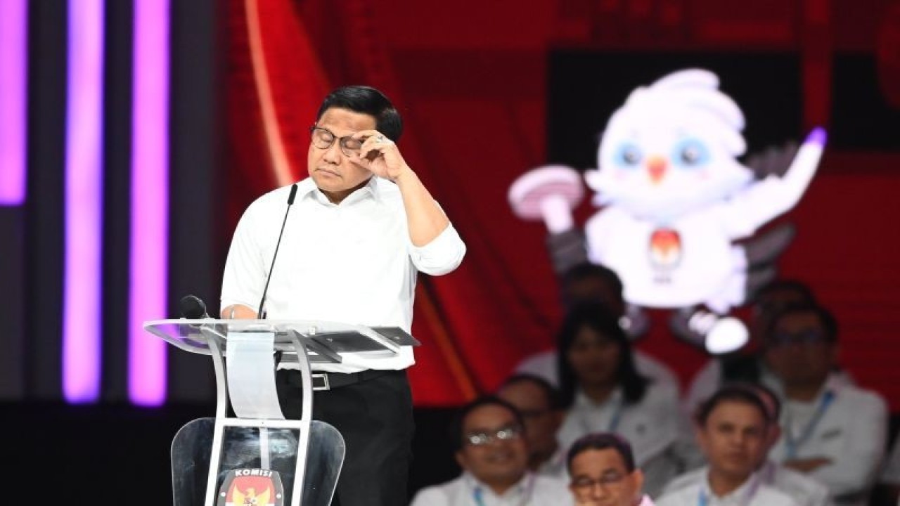 Cawapres RI 1 Muhaimin Iskandar menyampaikan pandangannya saat debat keempat Pilpres 2024 di Jakarta Convention Center (JCC), Jakarta, Minggu (21/1/2024). ANTARA FOTO/M. Risyal Hidayat/tom.