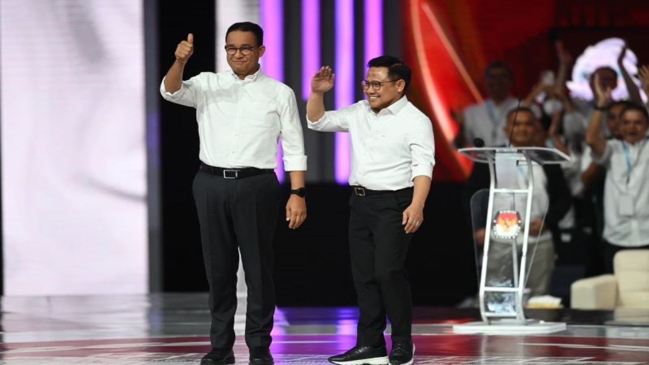 Pasangan Calon Presiden dan Wakil Presiden RI Anies Baswedan (kiri) dan Muhaimin Iskandar (kanan) tiba di lokasi debat keempat Pilpres 2024 di Jakarta Convention Center (JCC), Jakarta, Minggu (21/1/2024). ANTARA FOTO/M. Risyal Hidayat/tom.