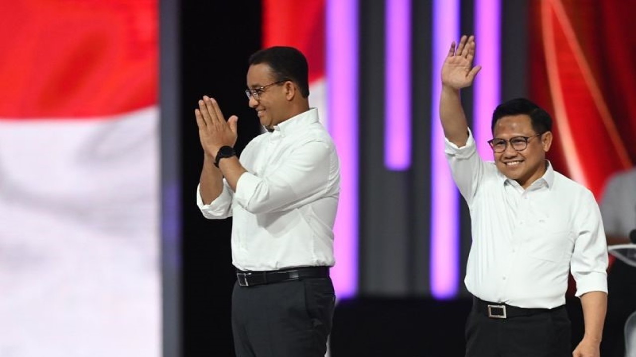 Capres-cawapres nomor urut 1, Anies Baswedan (kiri) dan Muhaimin Iskandar (kanan), melambaikan tangan setibanya di lokasi Debat Keempat Pilpres 2024 di Balai Sidang, Jakarta, Minggu (21/1/2024). Debat keempat Pilpres 2024 yang melibatkan tiga cawapres itu mengangkat tema terkait pembangunan berkelanjutan, sumber daya alam, lingkungan hidup, energi, pangan, agraria, masyarakat adat dan desa. ANTARA FOTO//M Risyal Hidayat