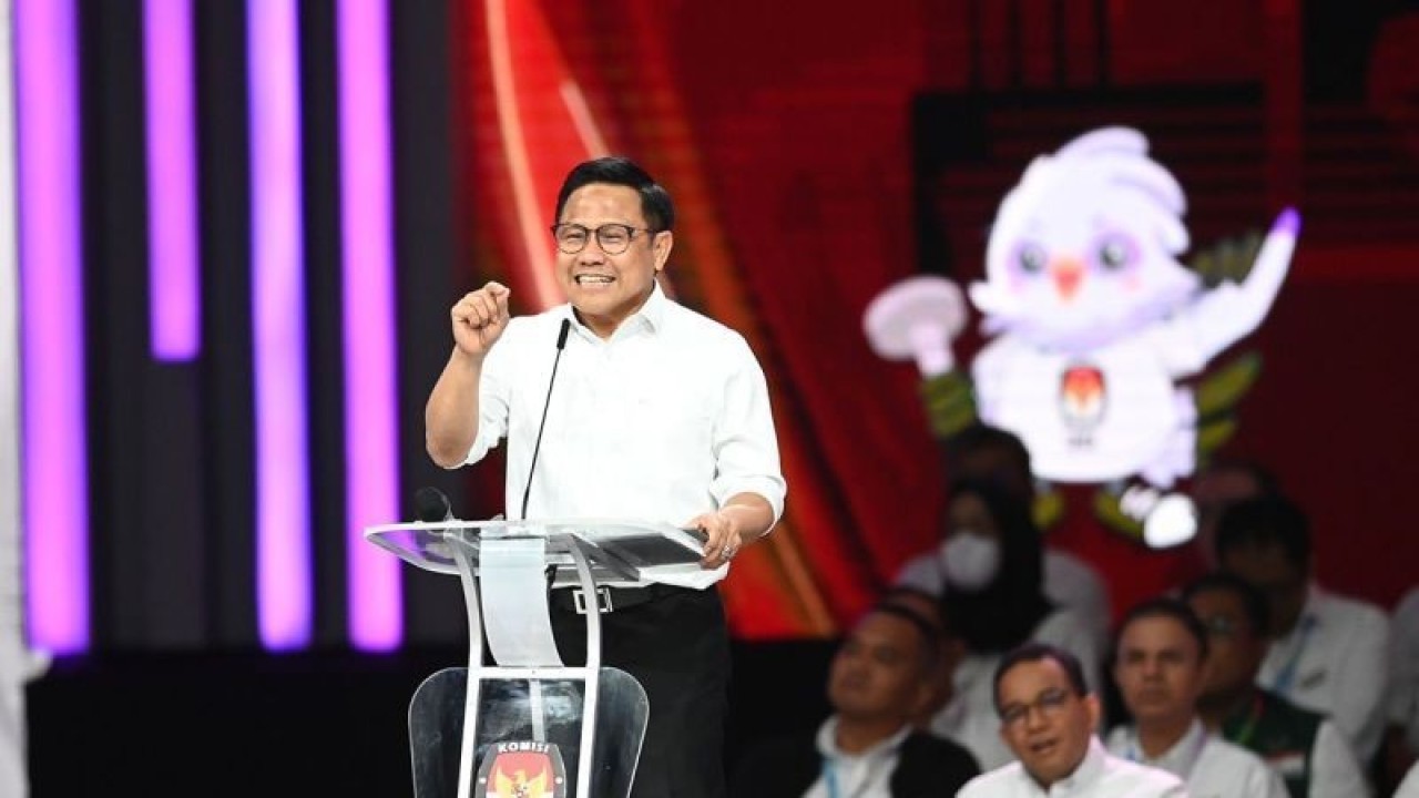 Cawapres RI Muhaimin Iskandar menyampaikan pandangannya di hadapan dua cawapres lainnya, Mahfud Md. dan Gibran Rakabuming Raka, saat debat keempat Pilpres 2024 di Jakarta Convention Center (JCC), Jakarta, Minggu (21/1/2024). ANTARA FOTO/M. Risyal Hidayat/Spt.