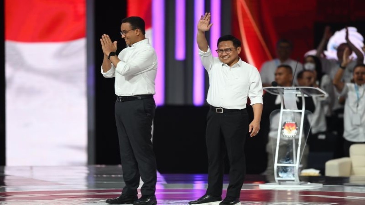 Capres-cawapres nomor urut 1 Anies Baswedan (kiri) dan Muhaimin Iskandar (kanan) tiba di lokasi Debat Keempat Pilpres 2024 di Jakarta Convention Center (JCC), Jakarta, Minggu (21/1/2024). ANTARA FOTO//M Risyal Hidayat/tom.