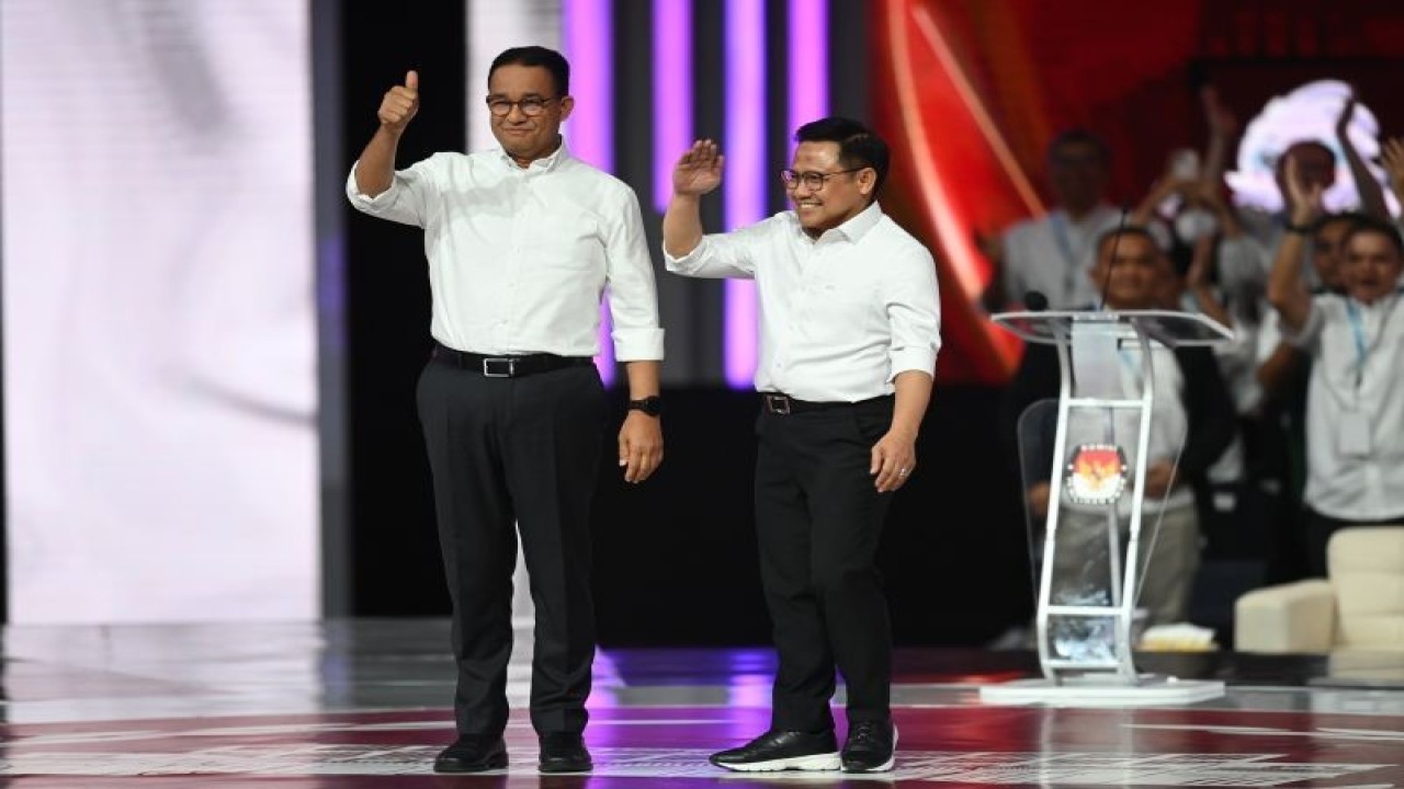 Capres-cawapres nomor urut 1 Anies Baswedan (kiri) dan Muhaimin Iskandar (kanan) tiba di lokasi Debat Keempat Pilpres 2024 di Jakarta Convention Center (JCC), Jakarta, Minggu (21/1/2024). Antara Foto/M Risyal Hidayat/M Risyal Hidayat.