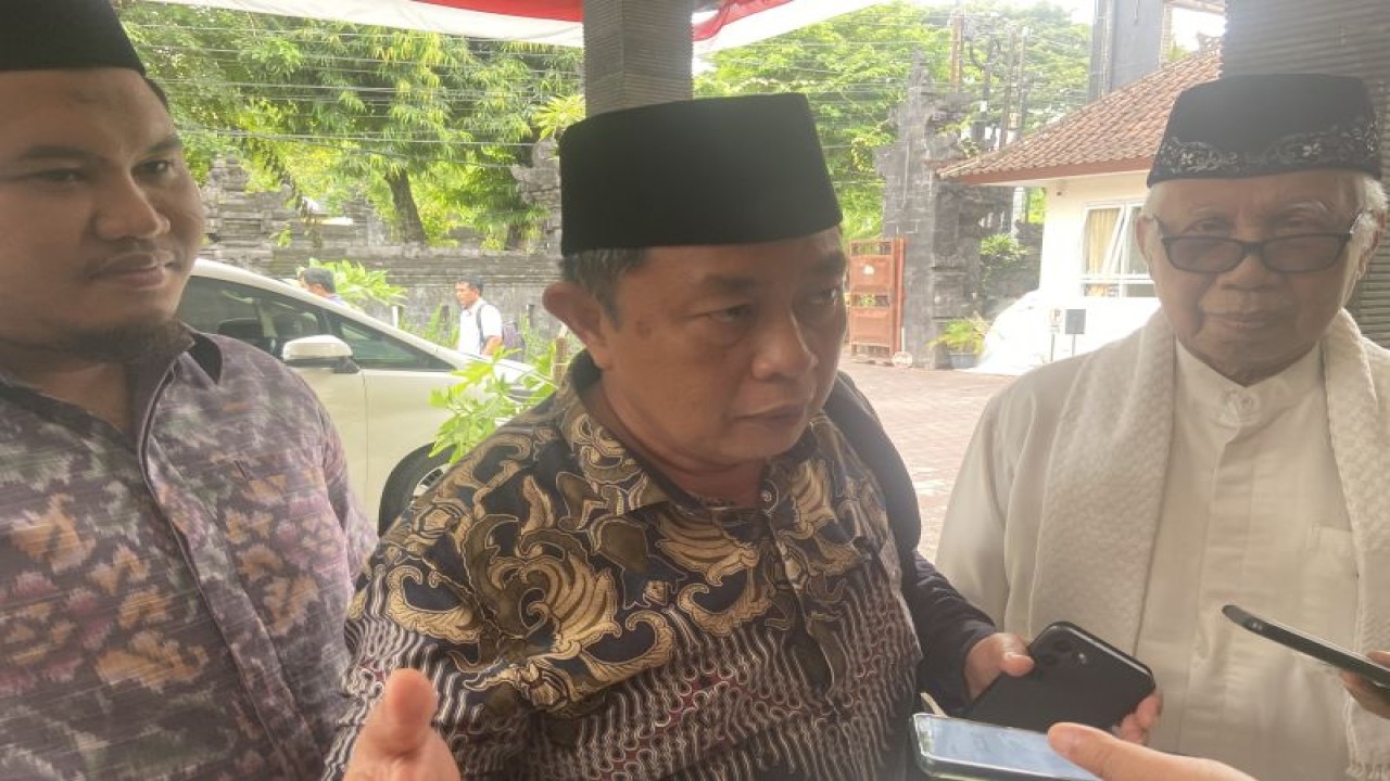 Jajaran MUI Bali ketika menghadiri sidang pengumpulan bukti atas dugaan pelanggaran Arya Wedakarna di Denpasar, Bali, Jumat (19/1/2024). ANTARA/Ni Putu Putri Muliantari