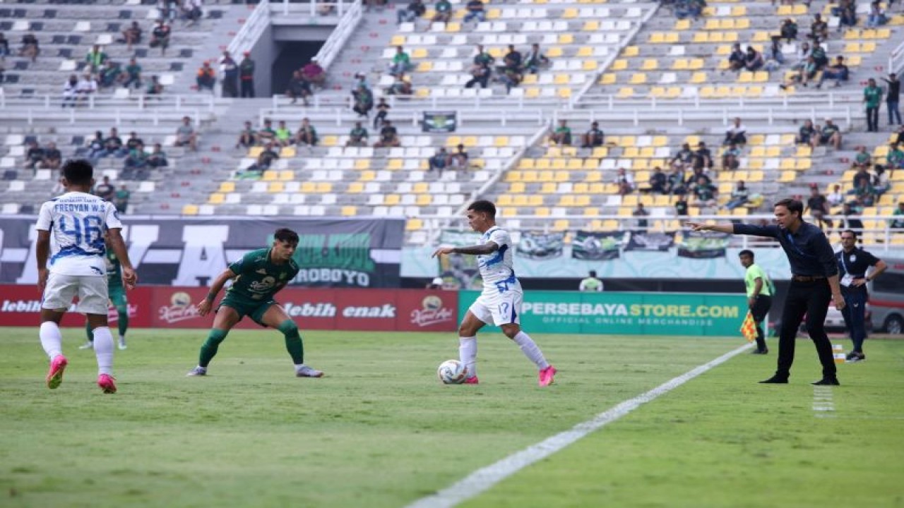 Pelatih Kepala Persebaya Surabaya Paul Munster (kanan) memberikan instruksi kepada pemainnya saat pertandingan melawan PSIS pada laga tunda Liga 1 Indonesia di Stadion GBT Surabaya, Selasa (30/1/2024). ANTARA/Rizal Hanafi