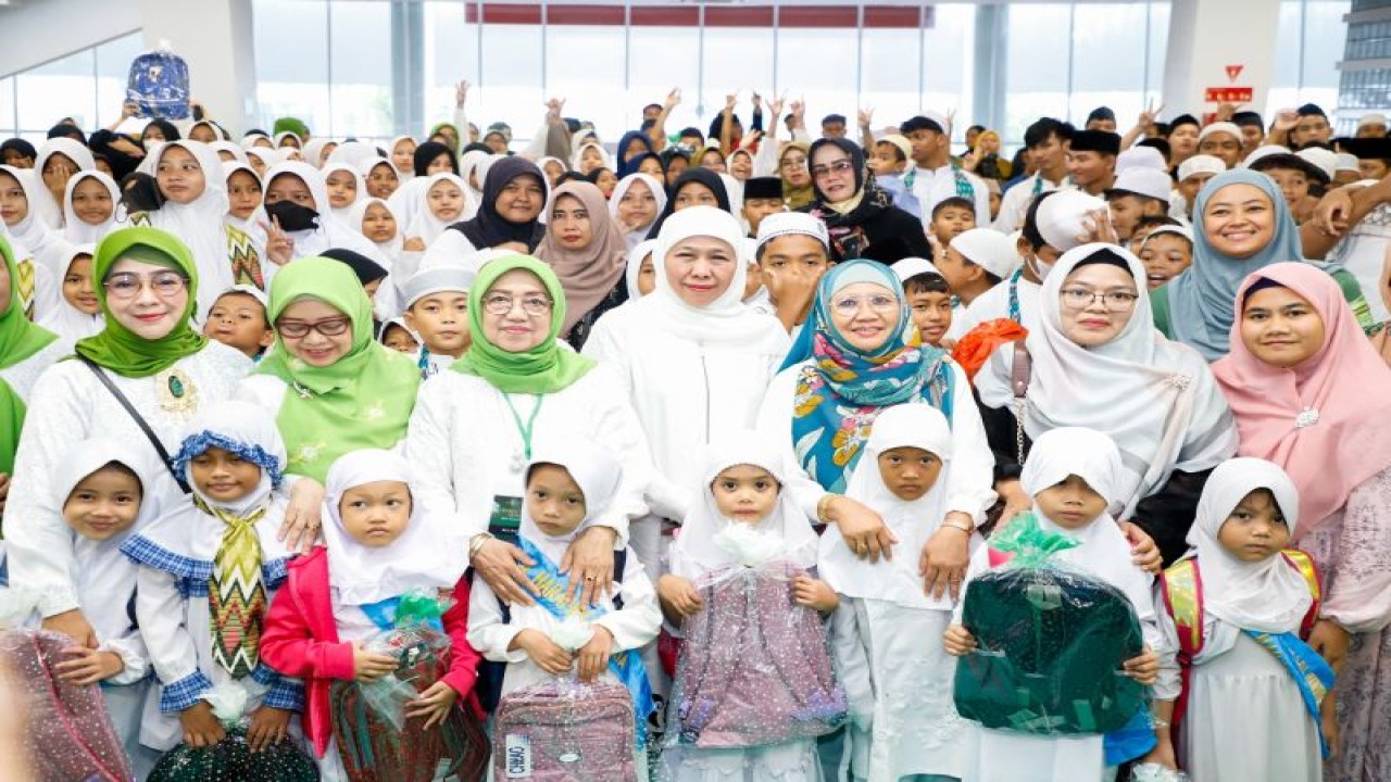 Ketua Umum PP Muslimat NU Khofifah Indar Parawansa berfoto bersama dengan anak-anak yatim jelang peringatan Hari Lahir (Harlah) ke-78 PP Muslimat NU, Jumat (19/1/2024). (ANTARA/HO-PBNU)