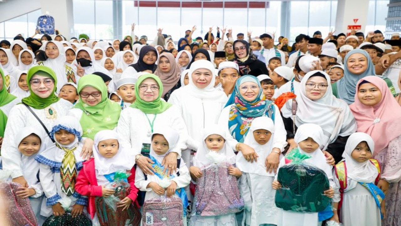 Ketua Umum PP Muslimat NU Khofifah Indar Parawansa berfoto bersama dengan anak-anak yatim jelang peringatan Hari Lahir (Harlah) ke-78 PP Muslimat NU, Jumat (19/1/2024). (ANTARA/HO-PBNU)