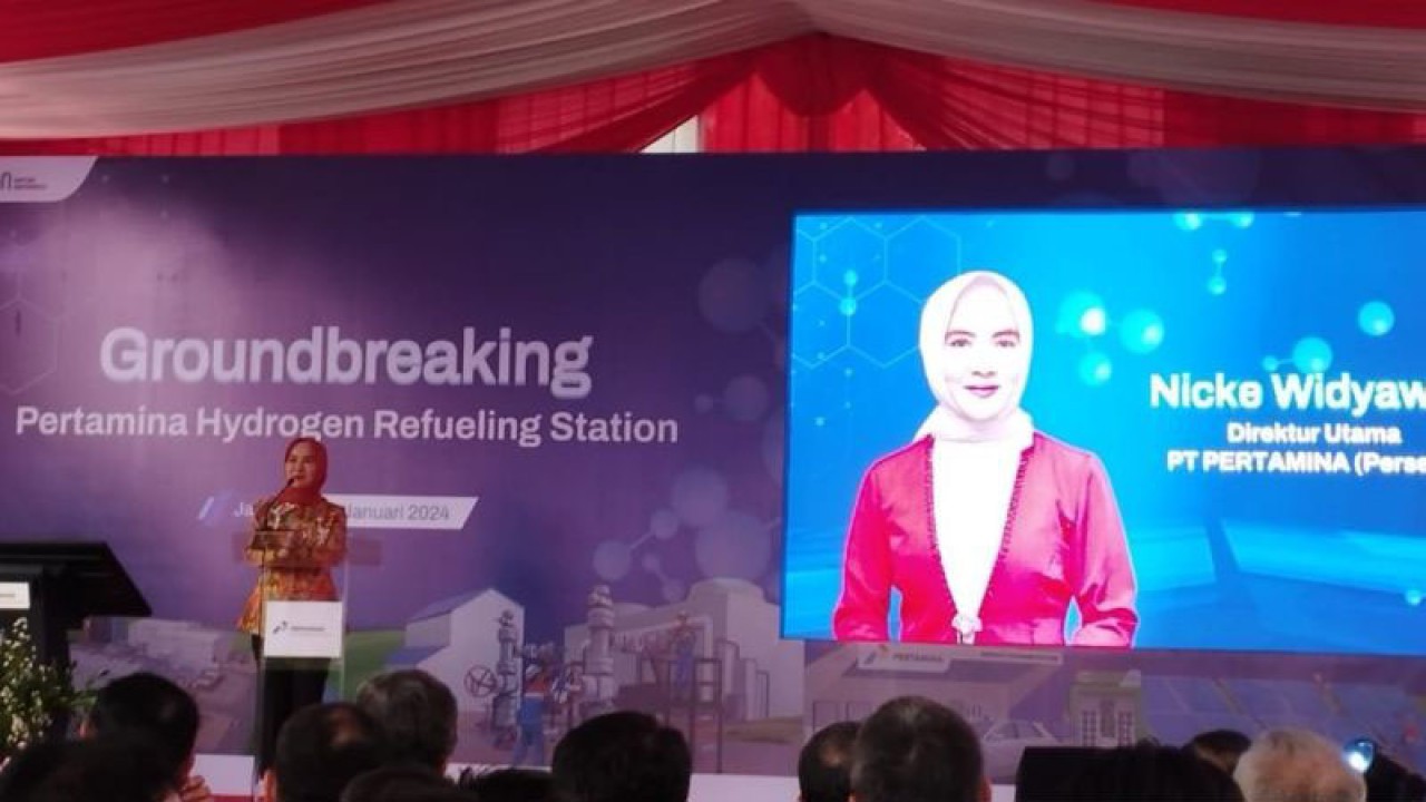 Direktur Utama Pertamina Nicke Widyawati memberi sambutan saat acara "Groundbreaking Pertamina Hydrogen Refueling Station" di SPBU Daan Mogot, Jakarta Barat, Rabu (17/1/2023). ANTARA/Benardy Ferdiansyah