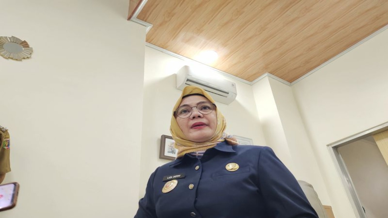 Kepala Dinas Kelautan dan Perikanan Provinsi Lampung Liza Derni saat memberi keterangan terkait perkembangan perikanan Lampung. Bandarlampung, Senin (22/1/2024). ANTARA/Ruth Intan Sozometa Kanafi.