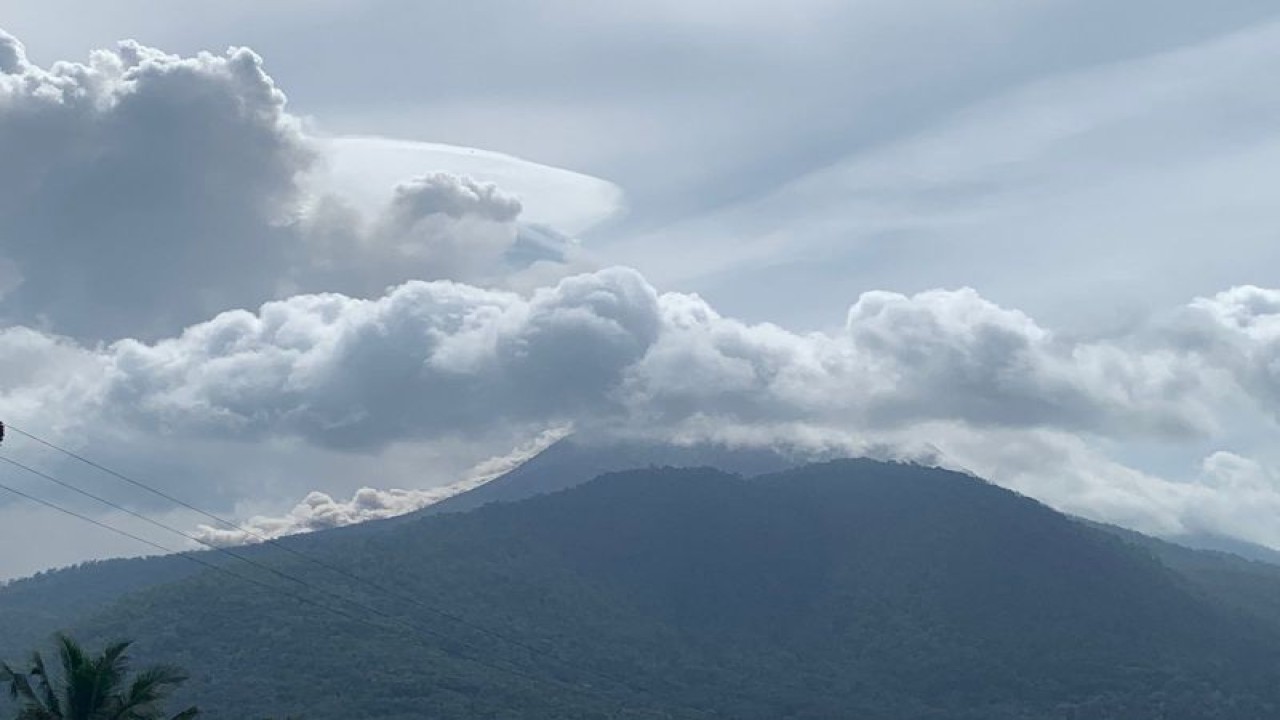 Visual erupsi Gunung Lewotobi Laki-Laki, Flores Timur, NTT disertai Awan Panas Guguran pada pukul 09.30 WITA, Senin (15/1/2024). (ANTARA/HO-Pos Pengamatan Gunung Lewotobi Laki-laki Flores Timur)