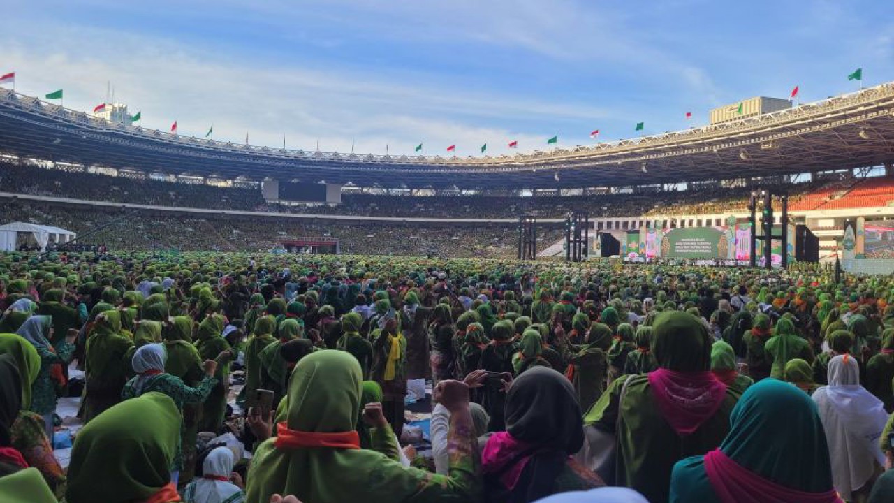 Suasana kegiatan Hari Lahir (Harlah) Muslimat NU ke-78 yang diadakan di Stadion Utama Gelora Bung Karno (GBK) Jakarta, Sabtu (20/1/2024). (ANTARA/Sean Muhamad)