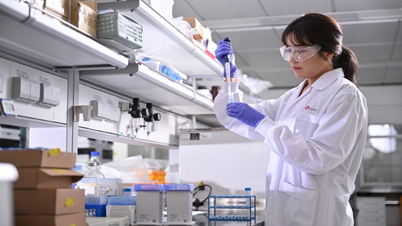 File foto ini disediakan oleh LG Chem, Ltd., menunjukkan seorang peneliti di pusat penelitian dan pengembangan perusahaan di Korea Selatan. (Yonhap)