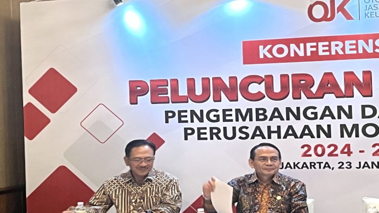 Kepala Eksekutif Pengawas Lembaga Pembiayaan, Perusahaan Modal Ventura, Lembaga Keuangan Mikro dan Lembaga Jasa Keuangan Lainnya (PVML) OJK Agusman (kanan) dalam konferensi pers Peluncuran Peta Jalan (roadmap) Pengembangan dan Penguatan Perusahaan Modal Ventura 2024-2028 di Hotel Mulia, Jakarta, Selasa (23/01).