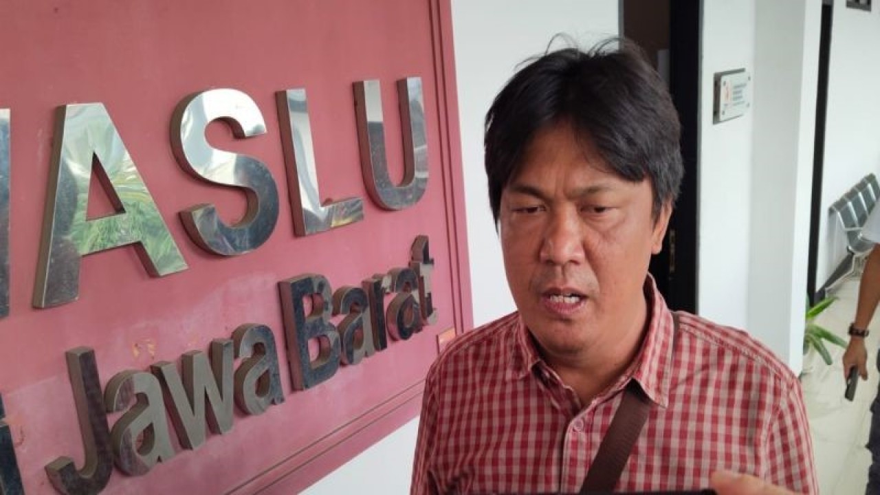 Anggota Tim Pemenangan Daerah (TPD) Ganjar-Mahfud Jawa Barat Rafael Situmorang memberikan keterangan usai membuat laporan soal dugaan pelanggaran pemilu dan netralitas oknum Satpol PP Garut di Gedung Bawaslu Jabar, Rabu (3/1/2024). (ANTARA/Ricky Prayoga)