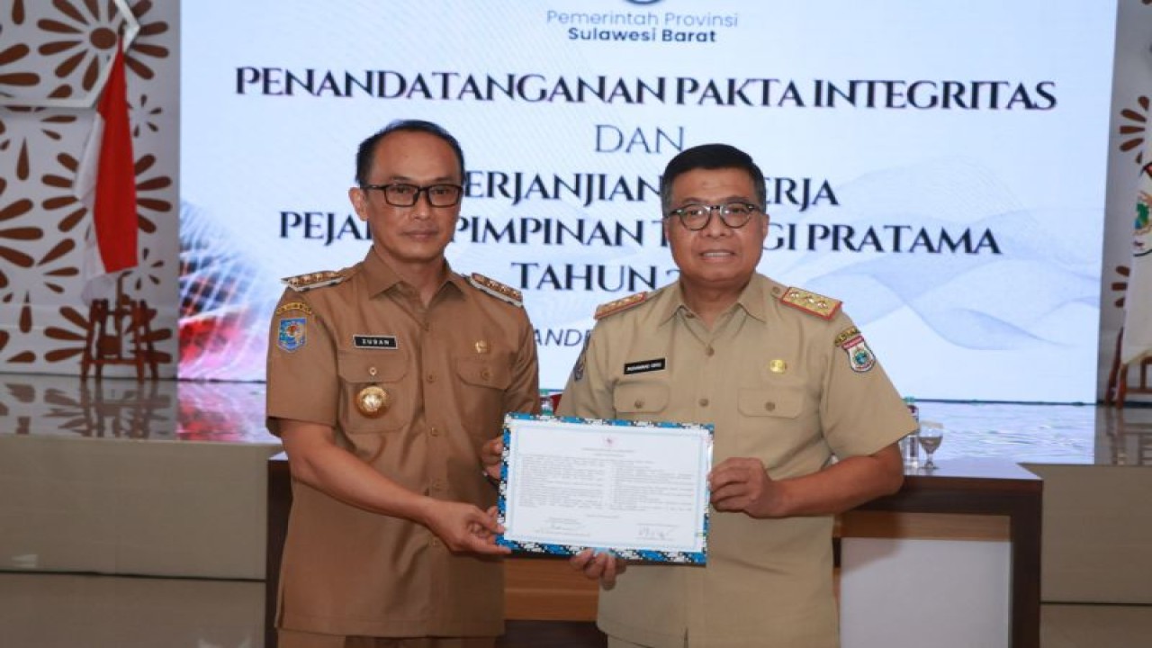 Penjabat Gubernur Sulbar Zudan Arif Fakrulloh (kiri) bersama Sekretaris Daerah Provinsi Sulbar Muhammad Idris (kanan) pada penandatanganan pakta integritas dan perjanjian kinerja tahun 2024. (ANTARA/HO/Diskominfo Sulbar)
