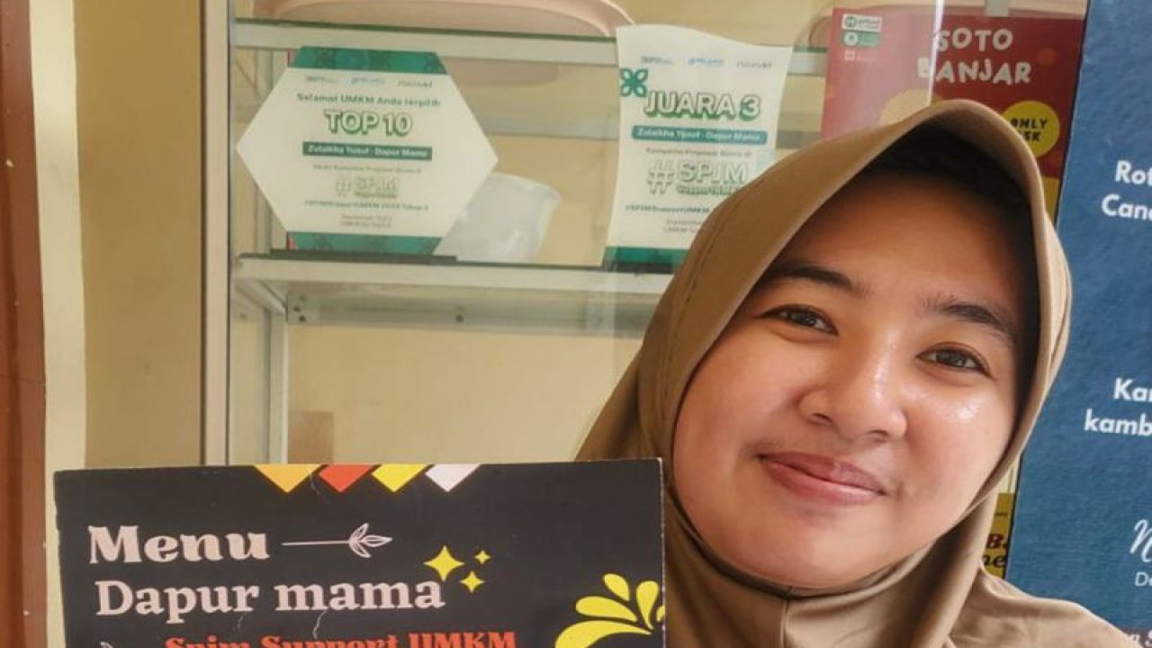 Owner Warung Makan Kedai MaMa Sulaikha memperlihtkan salah satu produknya. Antara/HO-SPJM