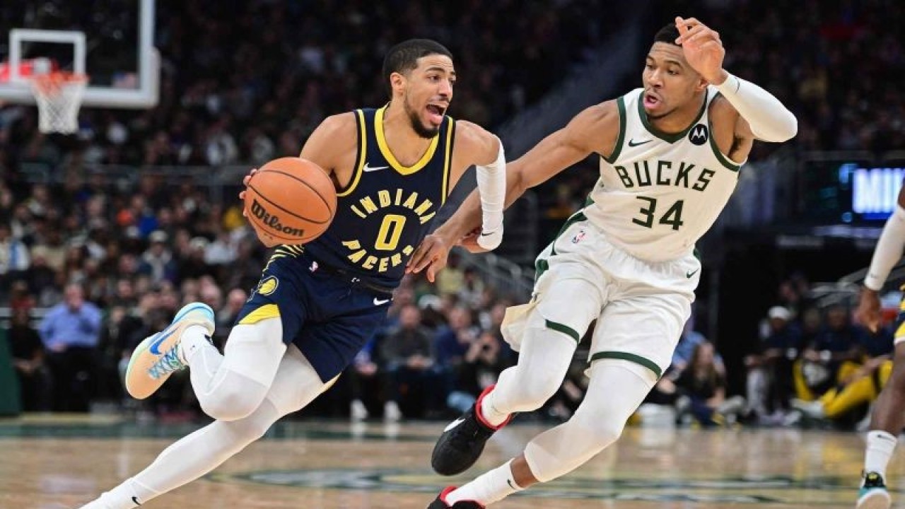 Pebasket Indiana Pacers Tyrese Haliburton (0) membawa bola yang dihadang pebasket Milwaukee Bucks Giannis Antetokounmpo (34) ​​​​​​​dalam pertandingan bola basket NBA di Fiserv Forum​​​​​​​, Milwaukee, Wisconsin, Amerika Serikat, Kamis (14/12/2023). Milwaukee Bucks mengalahkan Indiana Pacers 140-126​​​​​​​. ANTARA FOTO/USA TODAY Sports via REUTERS/Benny Sieu/nym.
