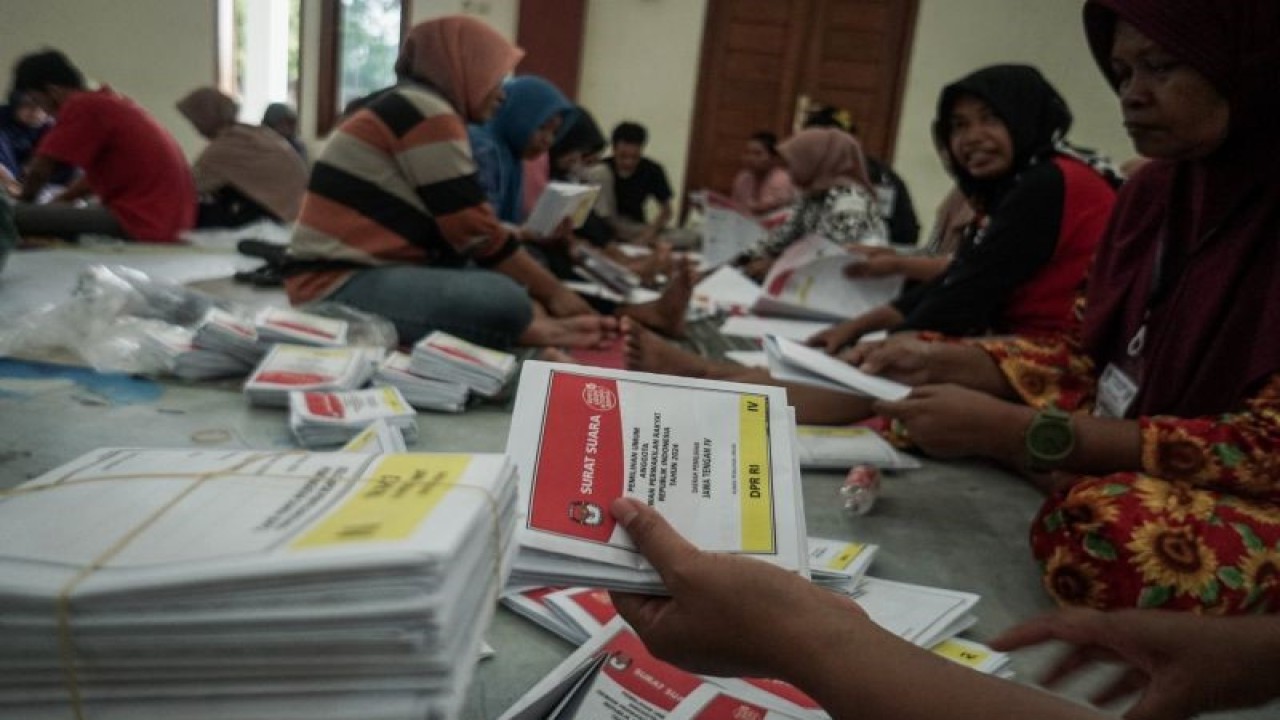 Pekerja melipat dan menyortir surat suara Pemilu 2024 di gudang logistik KPU Karanganyar, Jawa Jawa Tengah, Rabu (3/1/2024). KPU Kabupaten Karanganyar mulai melakukan pelipatan dan penyortiran surat suara untuk DPR RI dan DPRD Provinsi dengan total masing-masing 723.721 lembar surat suara sesuai angka daftar pemilih tetap (DPT) di Karanganyar plus dua persen untuk cadangan. ANTARA FOTO/Mohammad Ayudha/tom. (ANTARA FOTO/MOHAMMAD AYUDHA)