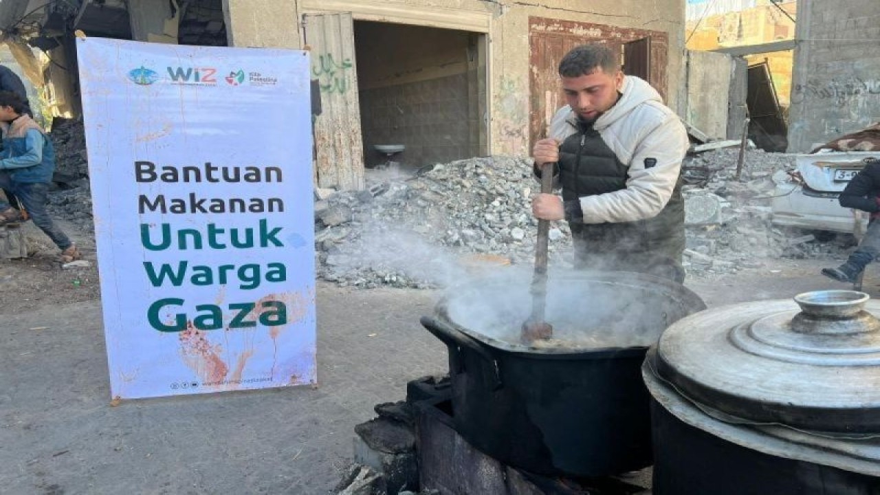 Ilustrasi-Proses pembuatan bantuan makanan oleh relawan WIZ untuk ratusan warga Rafah, Jalur Gaza dalam upaya membantu meringankan beban warga Palestina. (ANTARA/HO-Humas Laznas WIZ)