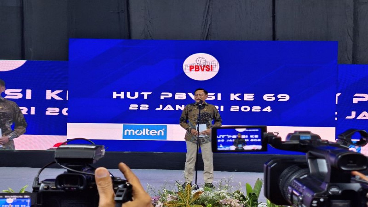 Ketua Umum PBVSI, Komjen Pol (Purn) Imam Sudjarwo dalam pembukaan HUT ke-69 PBVSI yang berlangsung di Padepokan Voli Jenderal Polisi Kunarto, Sentul, Bogor, Senin (22/01/2024). (ANTARA/FAJAR SATRIYO)