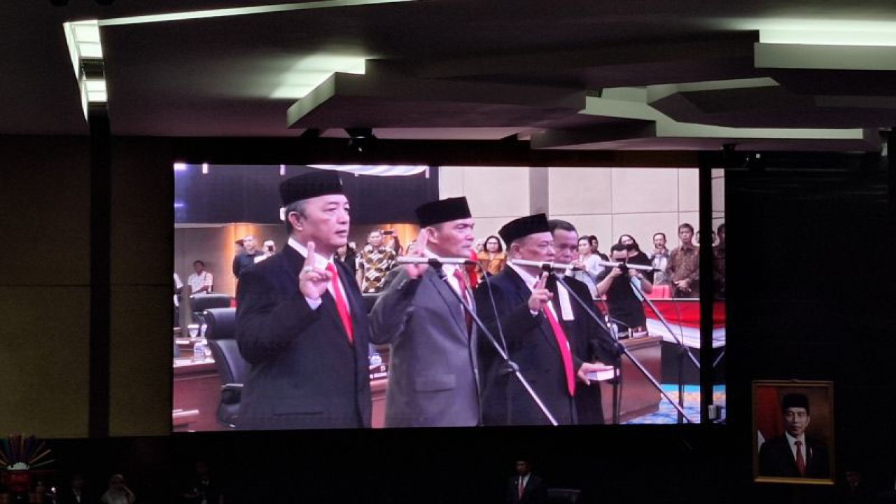 Pelantikan tiga anggota pengganti antar waktu (PAW) Fraksi PDI Perjuangan DPRD DKI yakni Boyke Hasiholan Simanjuntak, Simon Sitorus dan Sunggul Sirait juangan, di Jakarta, Rabu (17/1/2024). ANTARA/Luthfia Miranda Putri