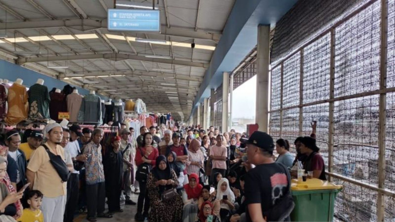 Puluhan pedagang melakukan aksi unjuk rasa di Jembatan Penyebarangan Multiguna (JPM) Jalan Jati Baru, Tanah Abang, Jakarta Pusat, Rabu (17/1/2024). (ANTARA/Dokumentasi Pribadi)