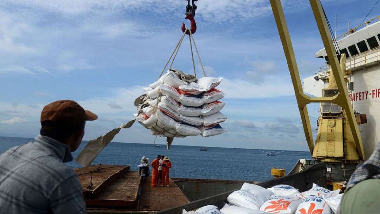 Arsip Foto - Buruh pelabuhan menurunkan beras impor asal Vietnam di Pelabuhan Malahayati, Kabupaten Aceh Besar. ANTARA/Ampelsa