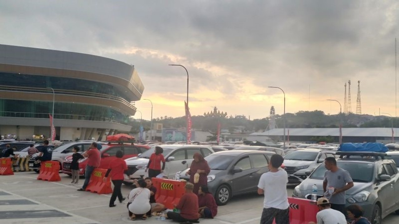 Sejumlah kendaraan roda empat saat memadati dermaga eksekutif pelabuhan Bakauheni Lampung Selatan pada Selasa (02/01/2024). ANTARA/Riadi Gunawan.