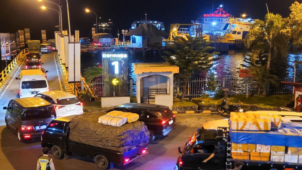 Foto Arsip - Kendaraan roda empat antre masuk kapal feri di Pelabuhan Ketapang Banyuwangi, Jawa Timur (Jatim). ANTARA/Novi Husdinariyanto