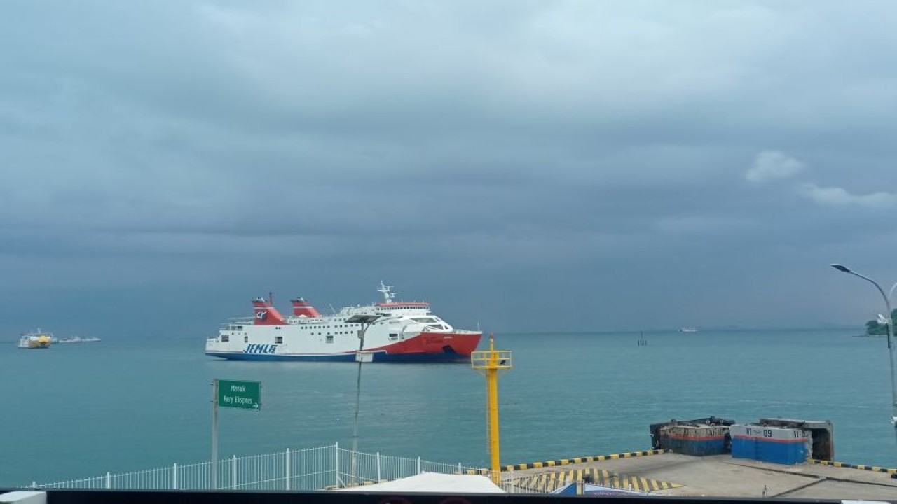 Penyeberangan Merak - Bakauheni relatif normal dan aman dengan tinggi gelombang Selat Sunda bagian Utara 1,25 meter atau relatif rendah. ANTARA/Mansyur