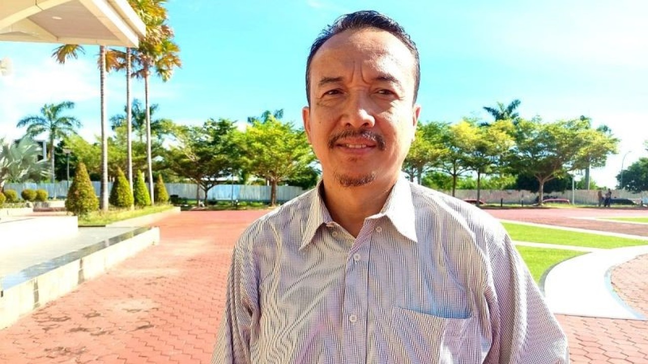 Pelaksana Tugas BPKAD Provinsi Papua Barat Agus Nurrodi saat ditemui awak media di Manokwari, Jumat. (ANTARA/Fransiskus Salu Weking)