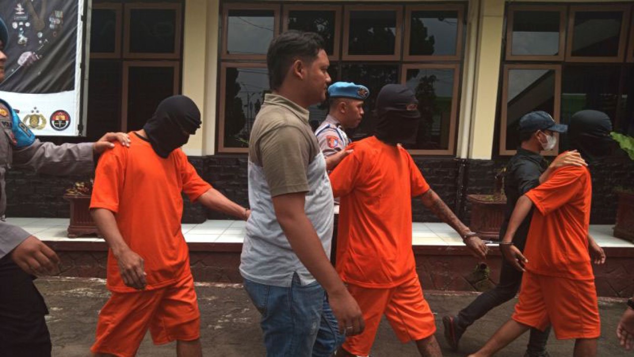 Tiga orang pelaku berinisial NS, PB dan SM saat dihadirkan dalam konferensi pers di Mapolres Kuningan, Jawa Barat, Selasa (16/1/2024), terkait kasus penyalahgunaan narkotika dan obat keras tanpa izin edar. (ANTARA/Fathnur Rohman)