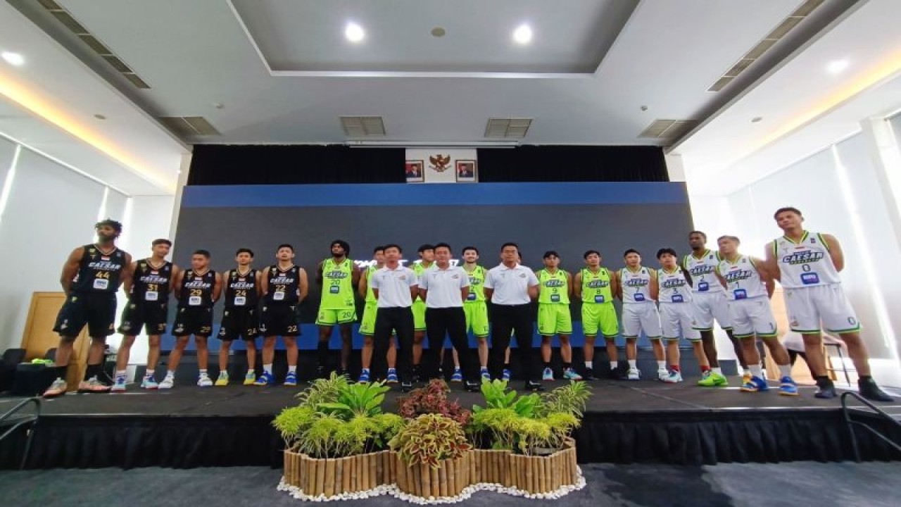 Tim pelatih dan pemain Pacific Caesar Surabaya dikenalkan kepada publik saat media day & team launching di salah satu hotel di Surabaya, Rabu (3/1/2023).ANTARA/Naufal Ammar Imaduddin